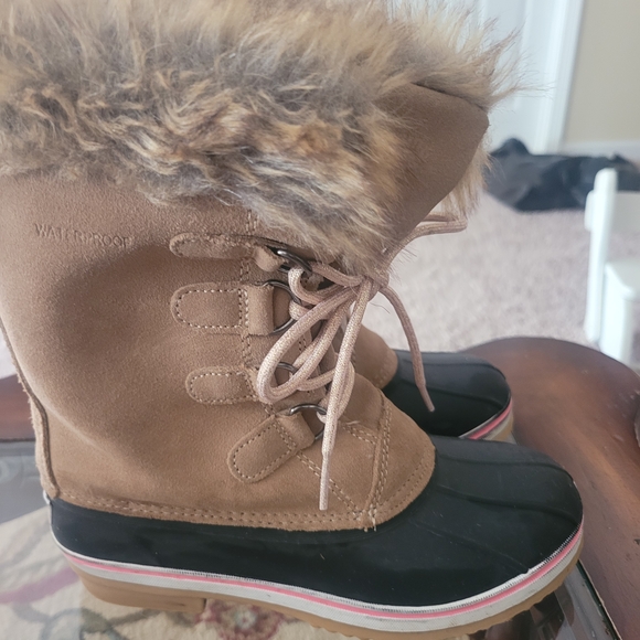 Northside Tan and Black Kids Snow Boots - Picture 2 of 4